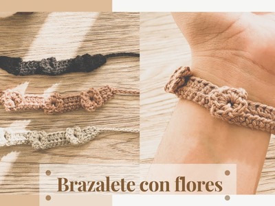 Brazalete o pulsera con flores a crochet.