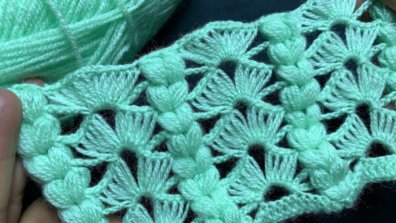 Combinación de abanicos calados y puntos puff en trenzas tejido a crochet paso a paso