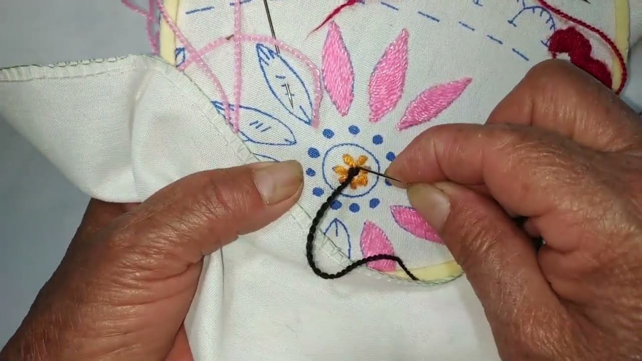 Bordado a mano: como bordar un corazón con flores de margaritas en servilleta