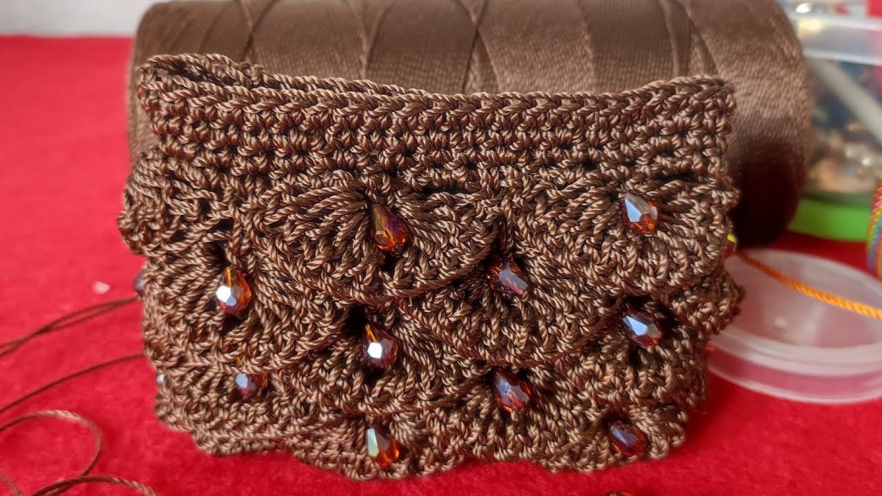 Monedero tejido a crochet en punto escama con cristalitos