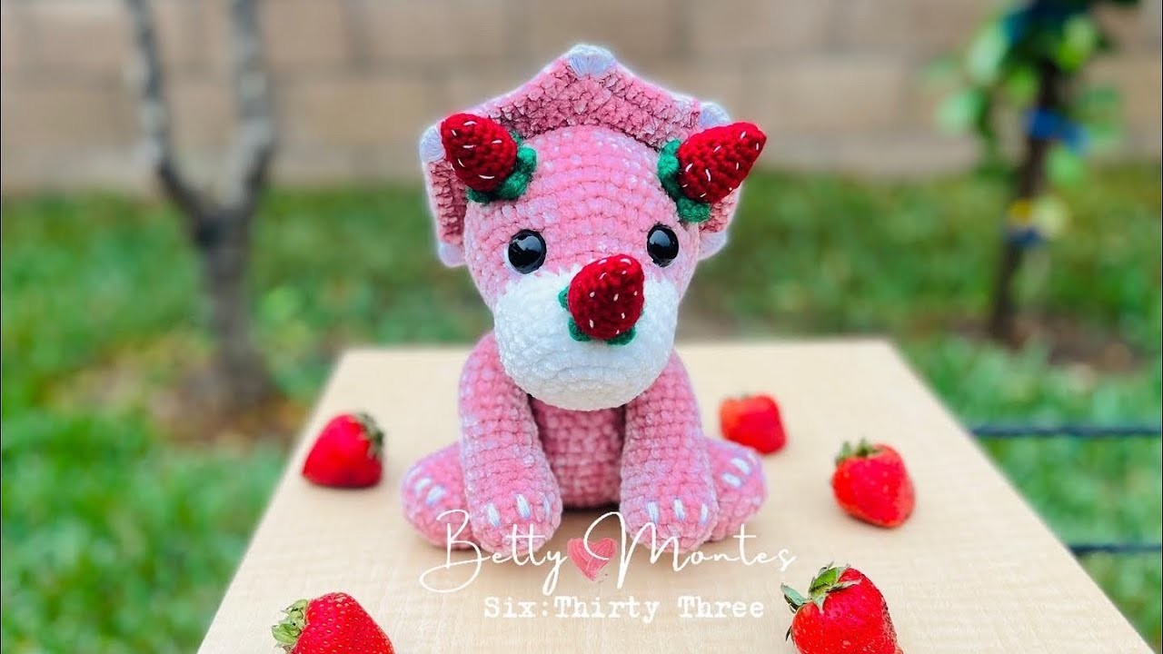 1.2-Baby Strawberry Triceratops. Mide 20cm????????????