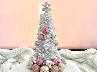 Arbolito navideño con esferas, Perlas y flores