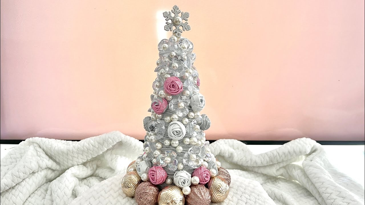 Arbolito navideño con esferas, Perlas y flores