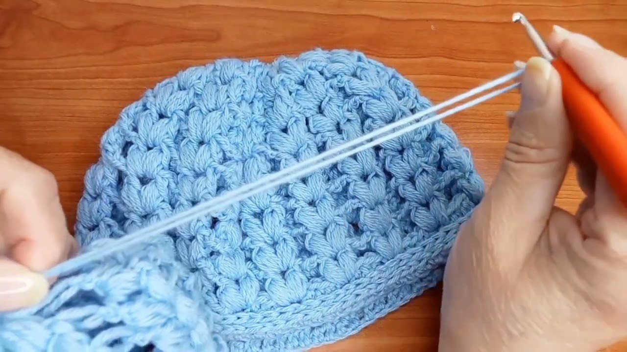 Gorro con visera a crochet.@tejedorabohemia4005 .