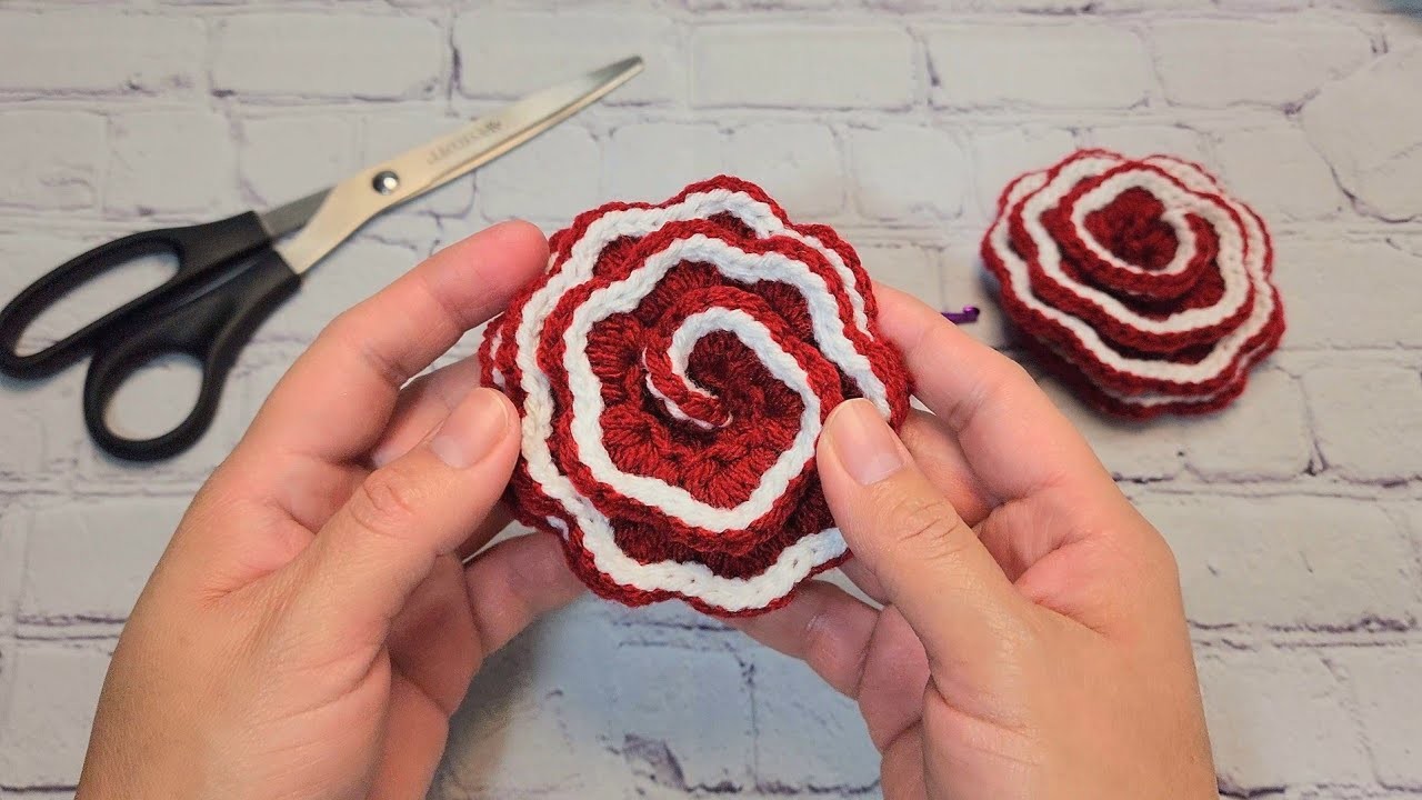 Como se teje una Rosa. Muy facil y simple de tejer. Para usarse en un gorro o vincha.
