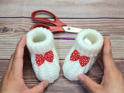 Tejiendo los zapatitos mas fácil de hacer a crochet. Son muy hermosos ????❤