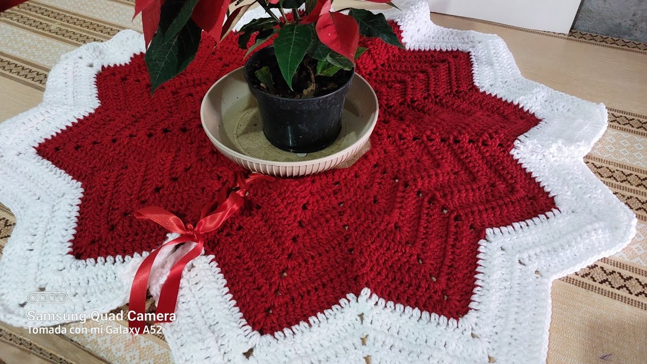 Pie de árbol o centro de mesa navideño tejido a crochet