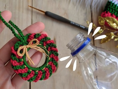 Corona navideña tejida a crochet - Argolla plástica reciclada