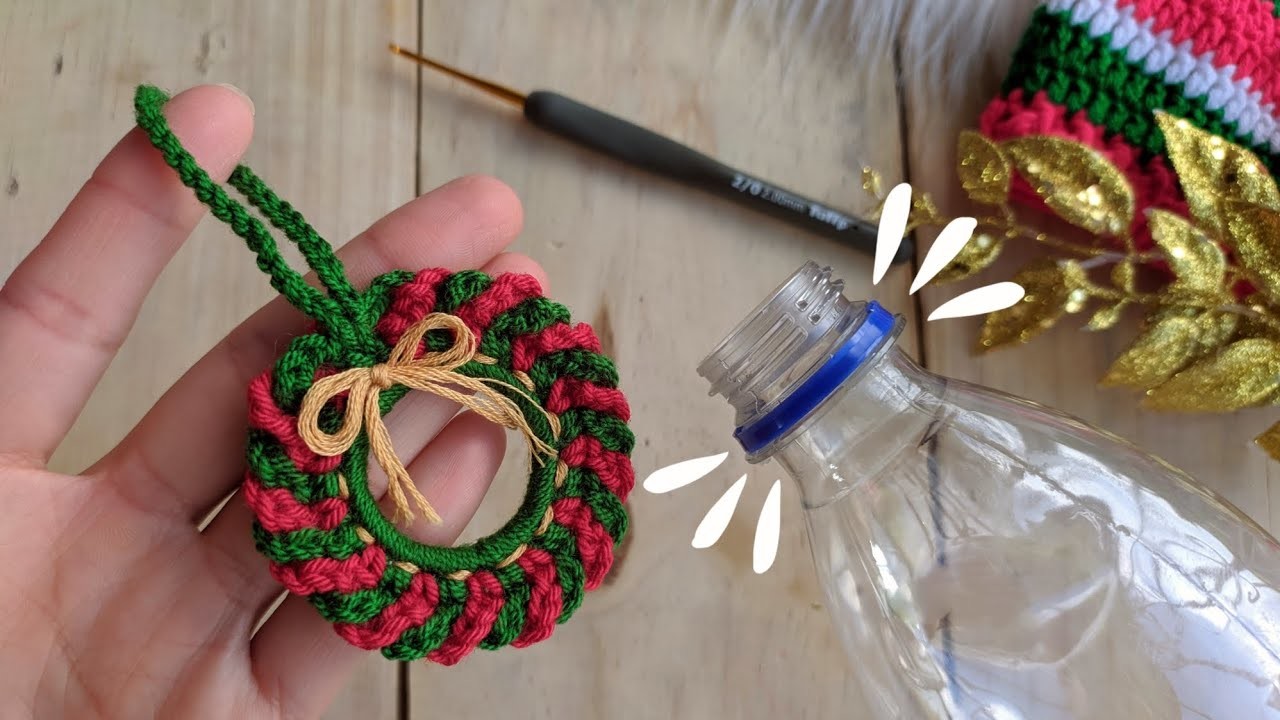 Corona navideña tejida a crochet - Argolla plástica reciclada