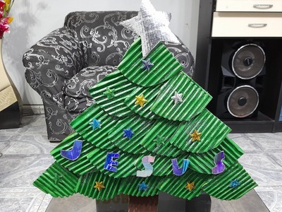 Arbol navideño con carton y cd reciclado