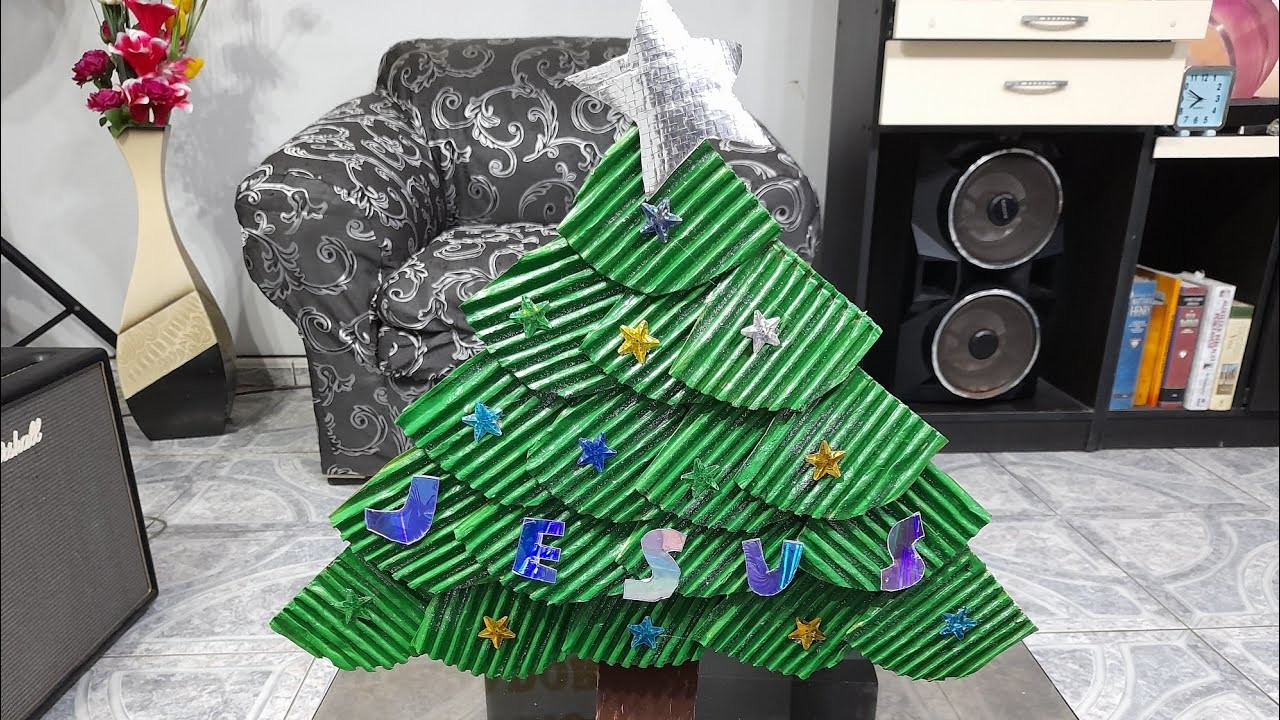 Arbol navideño con carton y cd reciclado