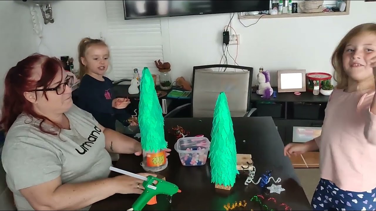 Adorno de Navidad en familia ????♻️❄️ botella de cristal convertida el árbol navideño ❤️