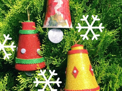 ????Campanas navideñas hechas con vasos desechables.