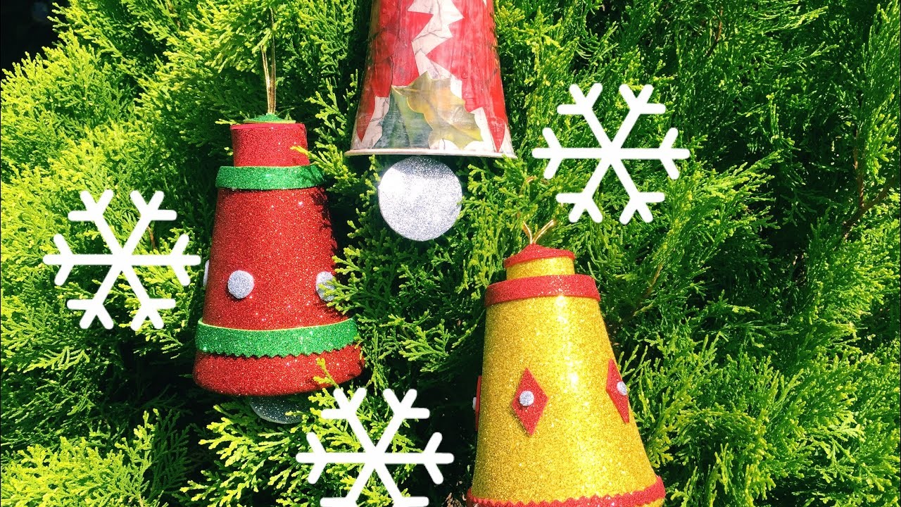 ????Campanas navideñas hechas con vasos desechables.