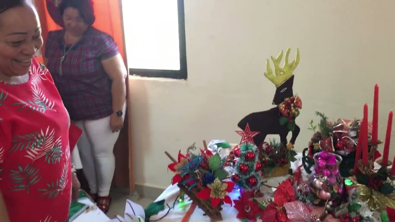 Exposición de manualidades y creaciones navideñas curso de INFOTEP