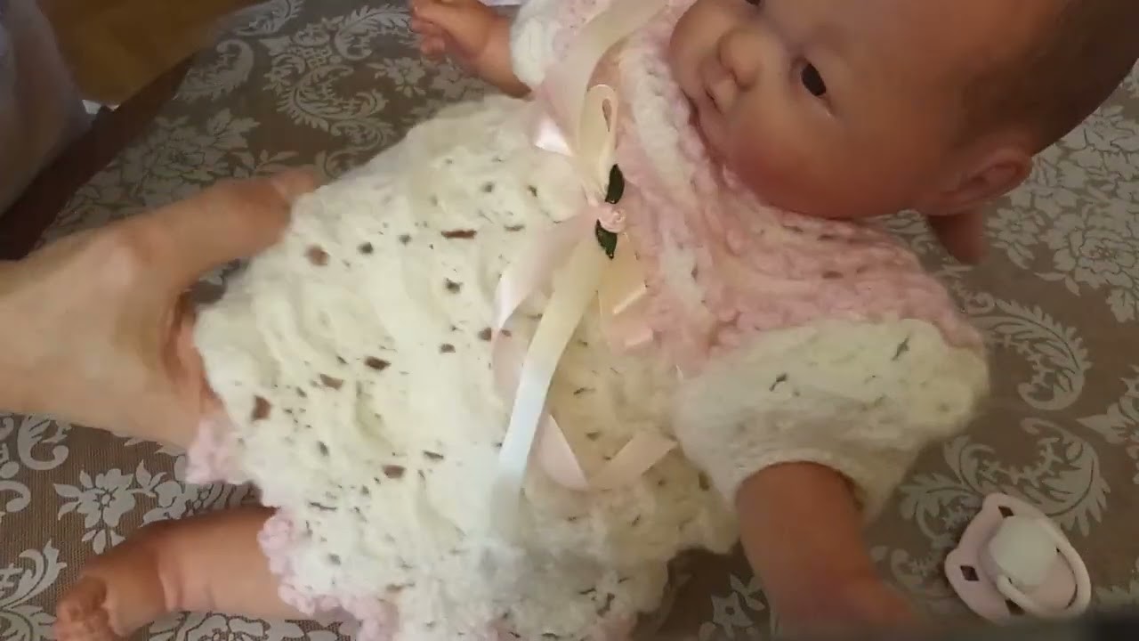 Aroa acaba de renacer ???????? probando el conjunto que he tejido para ella y lista para encontrar mamá ????