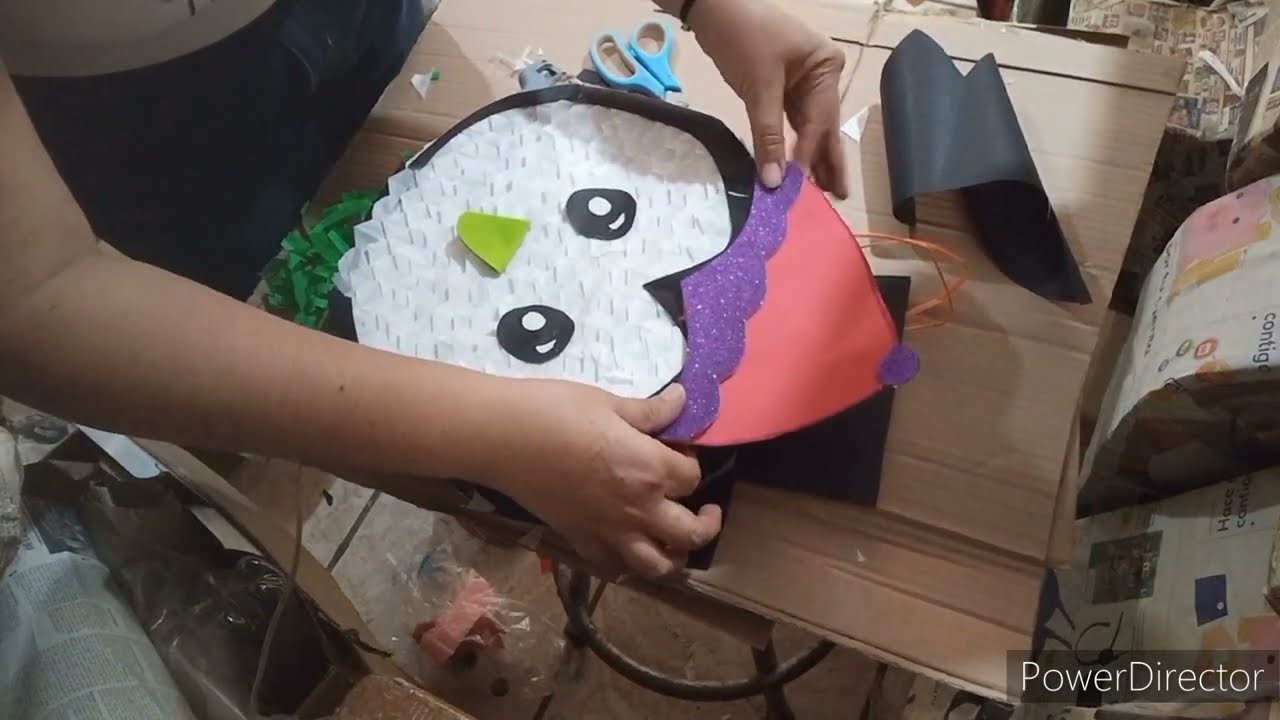 Piñata redonda pinguino navideño