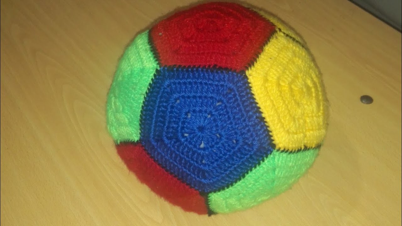 Pelota de fútbol hecha a crochet