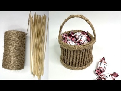 Cesta de mimbre hecha con cañas de bambú y yute