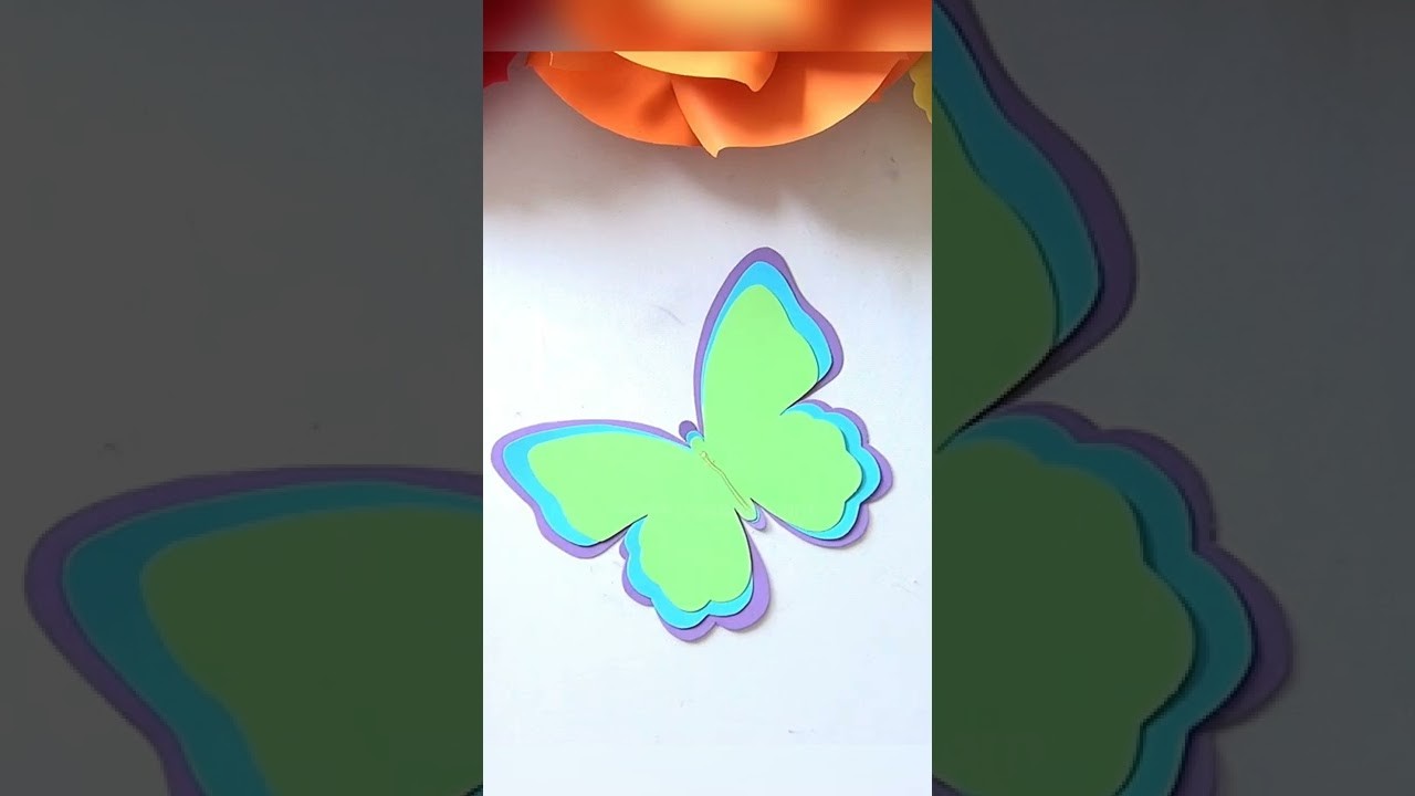 Mira como puedes hacer una Mariposa de papel con Cartulinas de colores Arcoiris para decoraciones