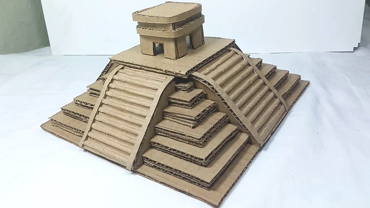 Templo maya hecho de cartón muy fácil de hacer en casa con materiales reciclables