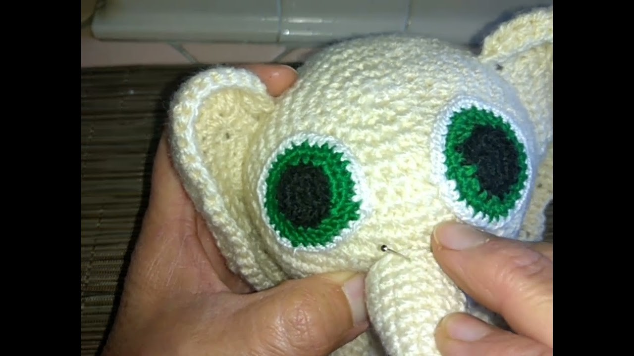 Dobby amigurumi articulado  uniendo ojos, nariz y orejas y como hacer el libro.