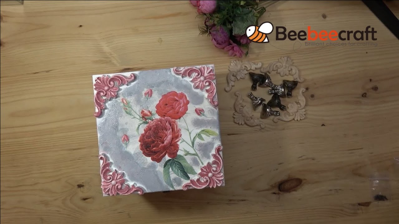 Caja Vintage con decoupage, Esquineras y Patitas de Beebeecfraft #beebeecraft #diy #decoupage