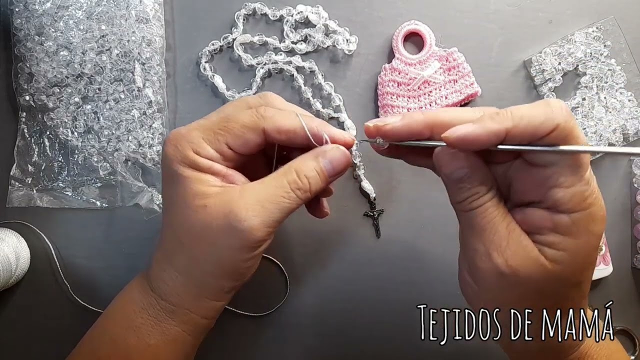 Rosario tejido a crochet con cuentas y cruz de metal